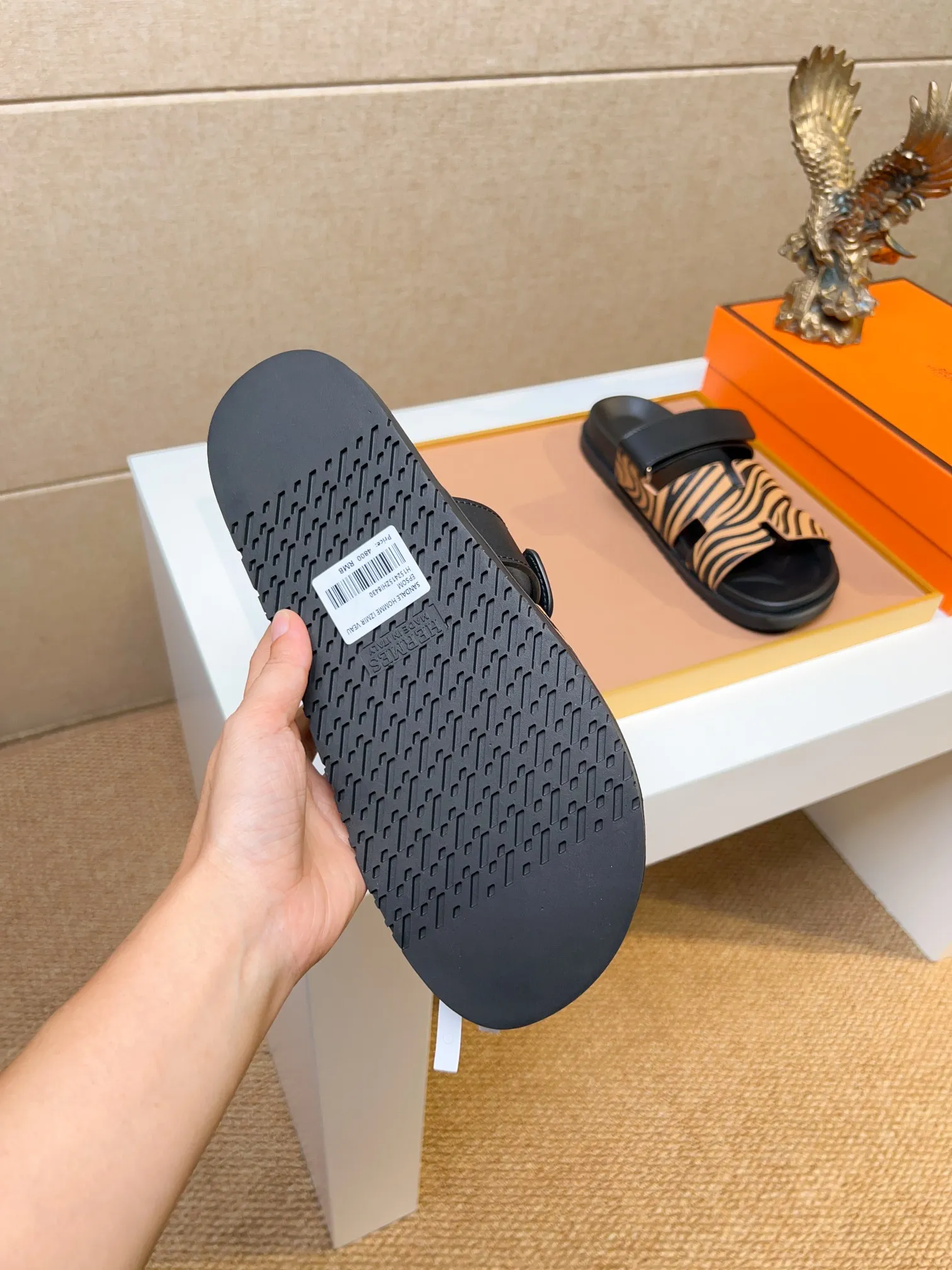 Men's clothing and shoes 💰340 💅💅💅 new arrival. Hermes Hermes official website latest counter synchronized new oran color leather H slippers, the original Paris version flew back to the original model and opened the mold to make it perfectly🍌The highest quality Sincerity, you can enter and leave the counter at will [Deyi] The upper is made of original customized  colored palm prints, crocodile print, ostrich print, colored cow leather, colored cow suede, 🤔 horse hair, 🥳 colored diamonds, 🥰 3D printing, and other genuine leather slippers, imported cow pattern foot pad lining, Italian  latest original genuine leather combination outsole Code number: 38-48 (customized at 46.47.48) Can be made into picture combination sole with genuine leather pattern and ordinary molded outsole